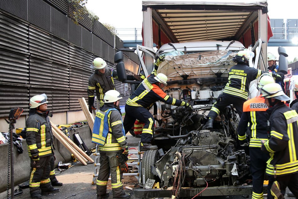 Zunächst musste der vorderste Lkw von einem schweren Feuerwehrfahrzeug weggezogen werden, um den eingeklemmten Fahrer aus seiner Kabine zu befreien.