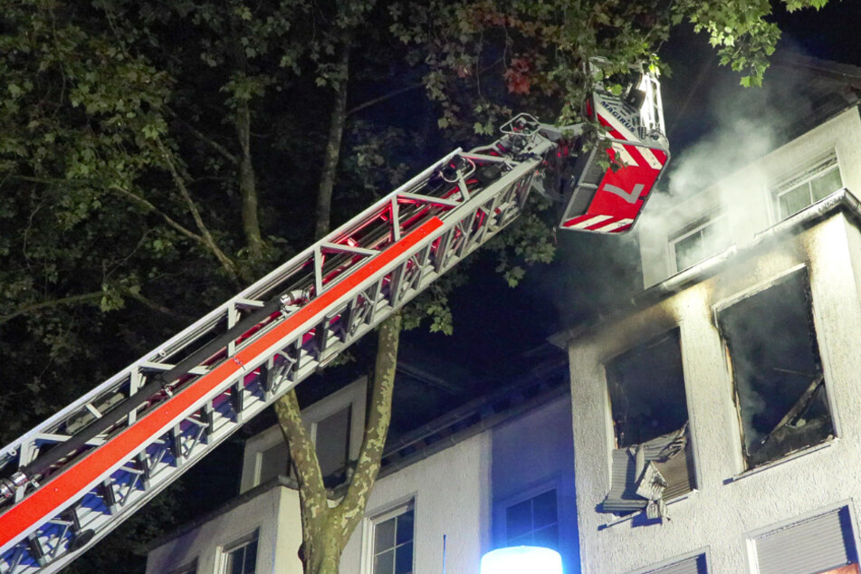Zimmerbrand in Düsseldorf: Feuerwehr verhindert Flammen-Inferno
