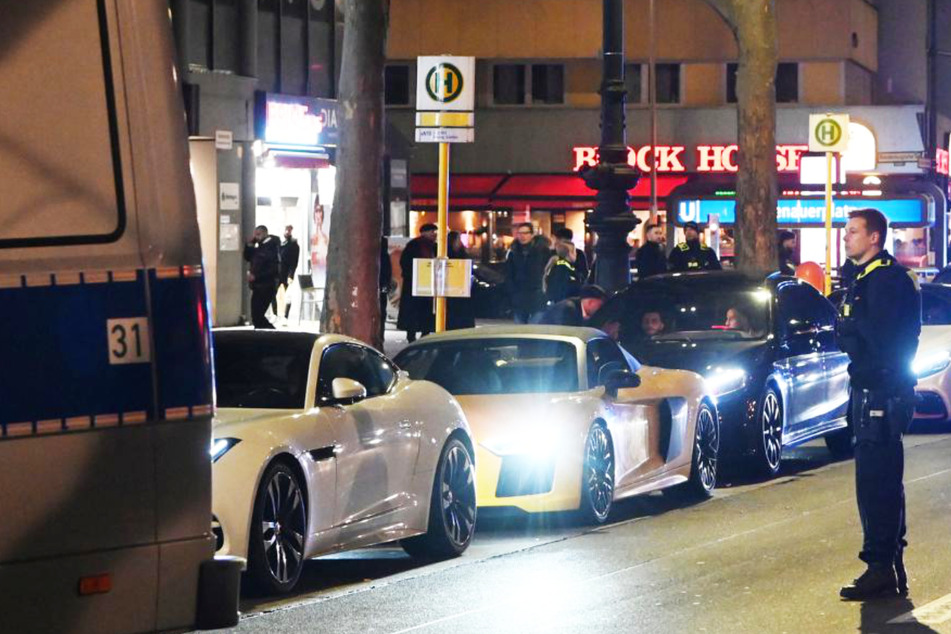 Ein Großeinsatz der Berliner Polizei hat am Sonntagabend den Verkehr auf dem Kurfürstendamm lahmgelegt.