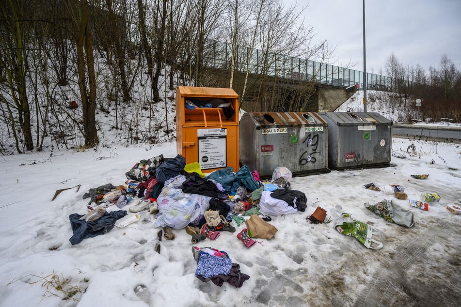Textilien rund um Altkleidercontainer sind ein Ärgernis.