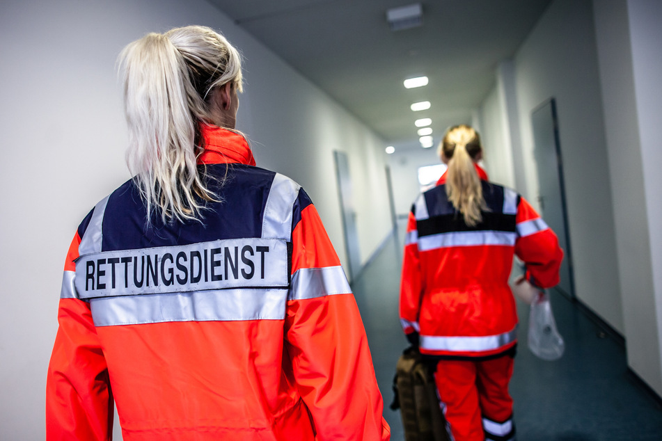 Nach einem Notruf fanden die Rettungskräfte die bewusstlose Frau in einer Bonner Wohnung (Symbolbild).