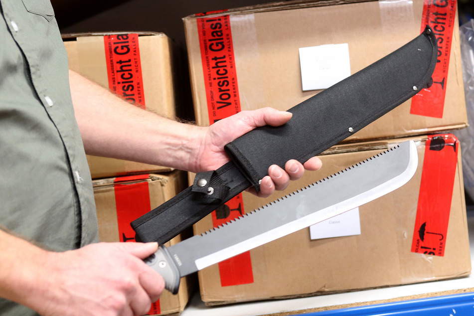 Unter anderem wurde das Opfer mit einer Machete angegriffen. (Symbolbild)