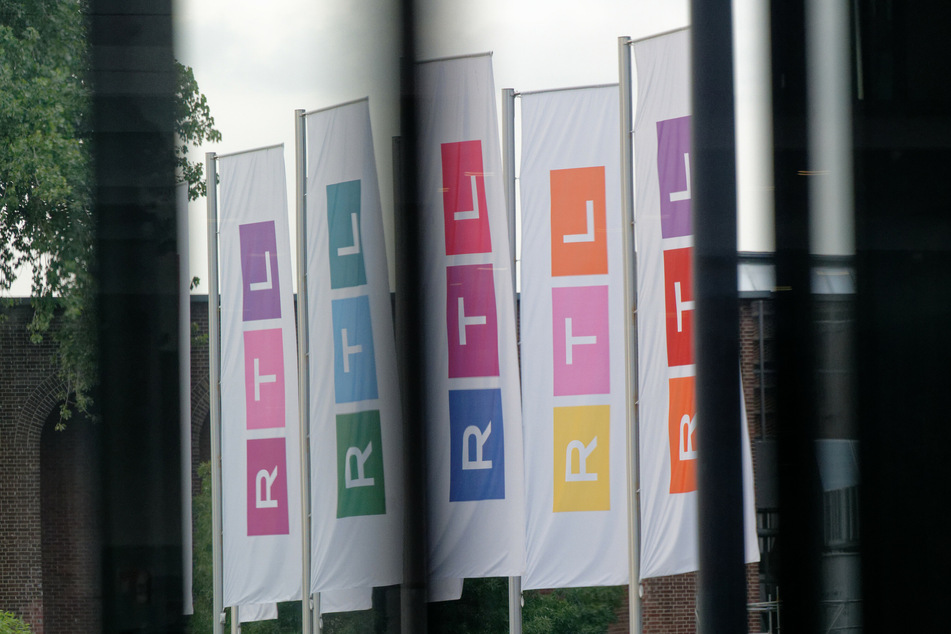 Das RTL-Logo ist nicht mehr in den Farben Rot-Gelb-Blau, sondern ein Multi-Color-Logo, das seine Farben stets wechselt.