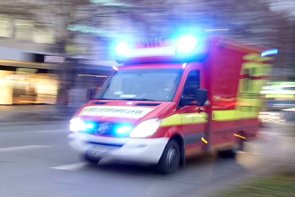 Die schwer verletzte Frau wurde vom Rettungsdienst in ein Krankenhaus gebracht. (Symbolbild)