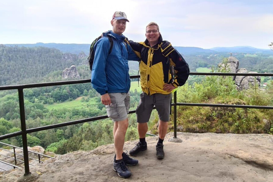 Echte Freunde: Jan (40, r.) und Tino (40) bei einer gemeinsamen Wanderung.