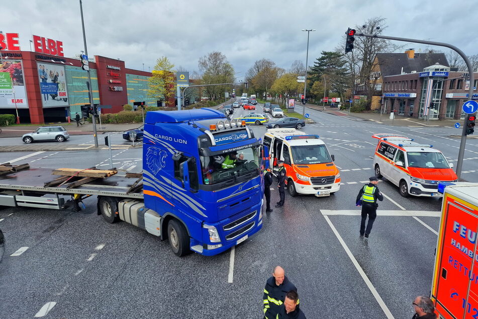 Der Lkw erfasste den Radfahrer beim Abbiegen in die Osdorfer Landstraße auf Höhe des Elbe-Einkaufzentrums.