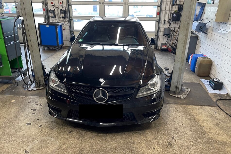 Auch der schwarze Mercedes AMG wurde von Beamten beschlagnahmt.