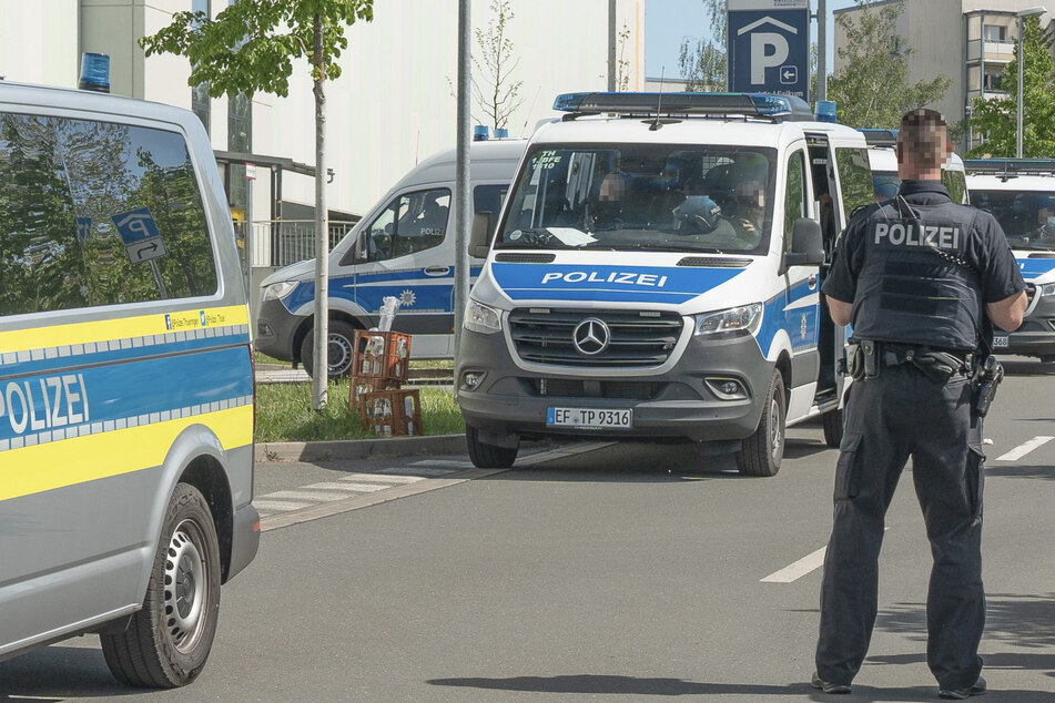 Die Polizei war mit einem Großaufgebot angerückt. Bei dem Einsatz wurde die Landespolizeiinspektion (LPI) Jena von der Thüringer Bereitschaftspolizei, dem Landeskriminalamt Thüringen sowie anderen LPIs unterstützt.
