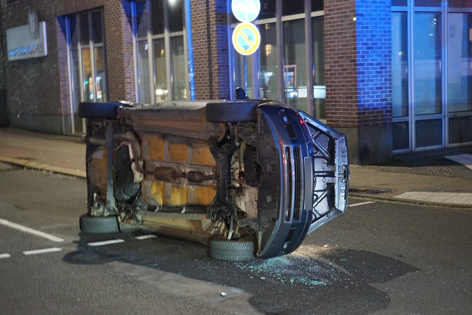 Ein Auto landete auf der Seite.