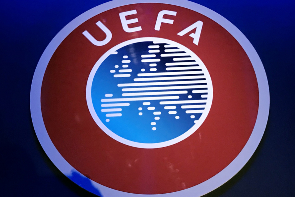 Ein Logo der UEFA hängt beim Kongress des UEFA-Dachverbandes im "Beurs van Berlage". (Archivbild)