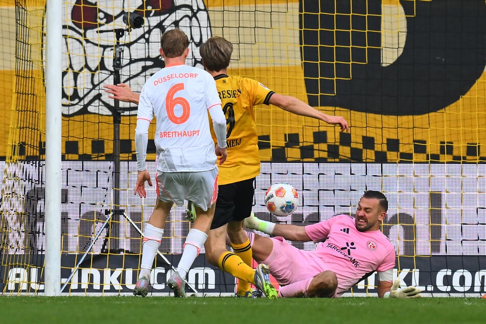 Vincent Vermeij (31, M.) traf gegen seinen Ex-Verein zum 2:0. Er löffelte die Kugel über Florian Kastenmeier (28, r.) hinweg ins Netz.