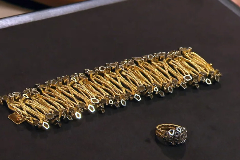 Für die Herstellung des Armbands und des Rings aus den 1960er-/70er-Jahren wurde 750er-Gold und Weißgold verwendet.