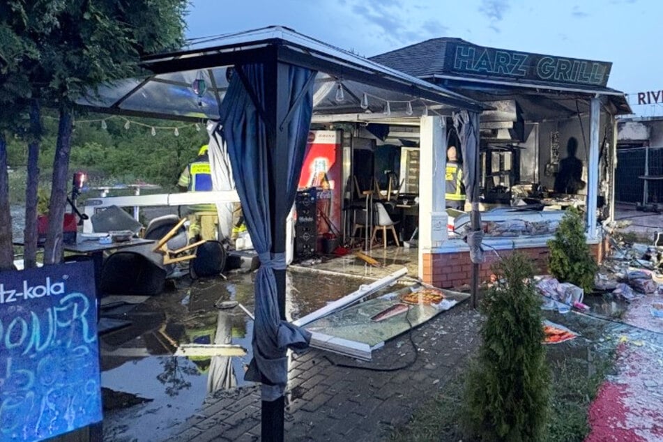 Erst mutwillig zerstört, dann in Flammen: Polizei ermittelt nach Brand von Imbiss-Pavillon