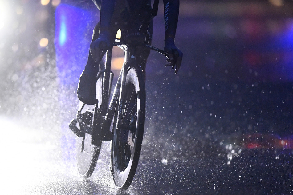 Am Samstag fuhren viele Radfahrer im Regen und im Dunkeln. (Archivbild)