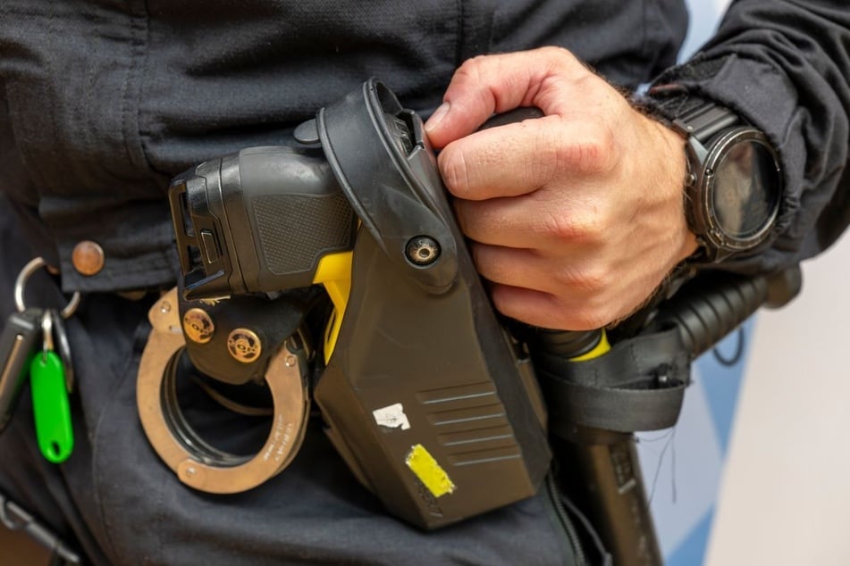 Die Polizei konnte den Tatverdächtigen noch vor Ort festnehmen. Er sitzt mittlerweile in U-Haft. (Symbolbild)