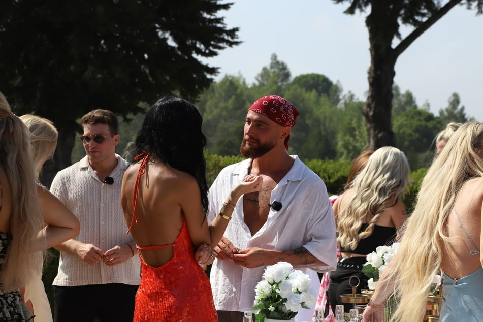 Umut Tekin (28) nutzt die Situation, um gegen Kate zu schießen.