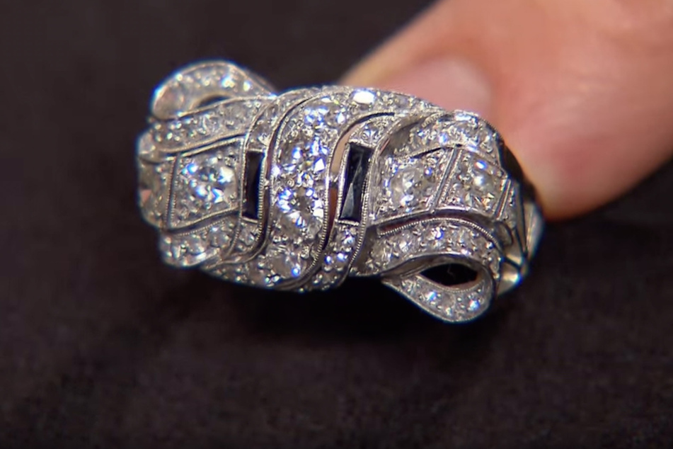 Der alte Diamantring, ein Erbstück, ist in liebevoller Handarbeit entstanden.