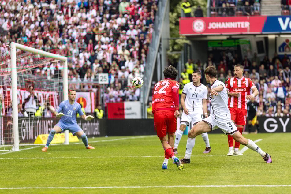 Cottbus' Copado (Nr. 22) war nah dran, aber der Ball wollte nicht rein.