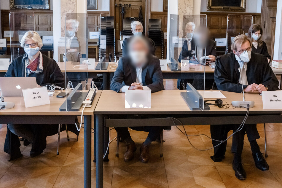 Die drei Angeklagten müssen sich im Zusammenhang mit den Insolvenzen der Reiseveranstaltungs-GmbH Rainbow-Tours und eines Busunternehmens verantworten.