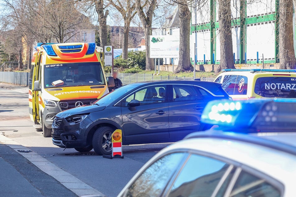 Auf der August-Bebel-Straße in Hohenstein-Ernstthal (Landkreis Zwickau) krachte es am Mittwochmittag. Die Straße musste komplett gesperrt werden.