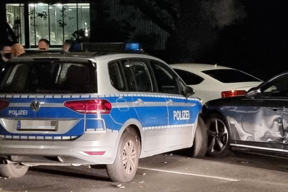 Vier Verletzte nach wilder Verfolgungsjagd: Polizeiwagen kracht mit Audi zusammen