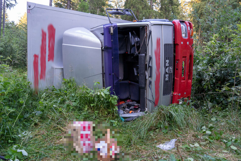 Der Lkw war von der Straße abgekommen und auf die Seite gekippt.