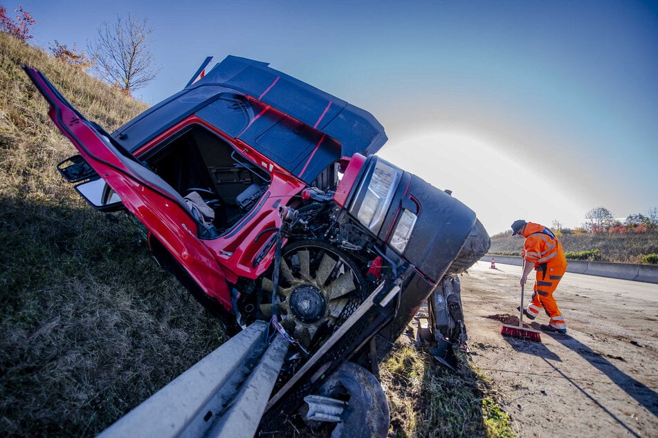 Einer der beiden Lkws kippte durch den Unfall um.