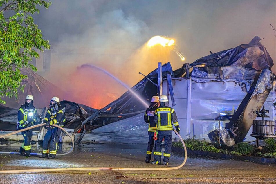 Mehrere Stunden kämpfte die Feuerwehr gegen die Flammen. Die Halle konnte nicht mehr gerettet werden.