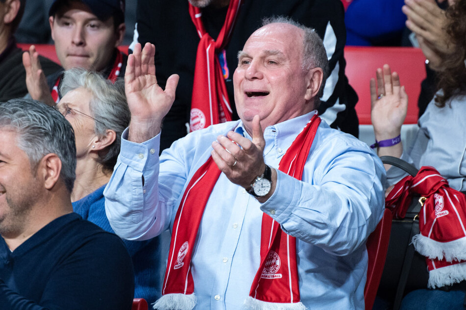 Der Ehrenpräsident des FC Bayern München, Uli Hoeneß (70), feiert mit Begeisterung die Siege unter dem Banner der Bayern.