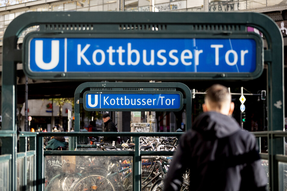 Die Polizei hat eine Versammlung am Kottbusser Tor aufgelöst.