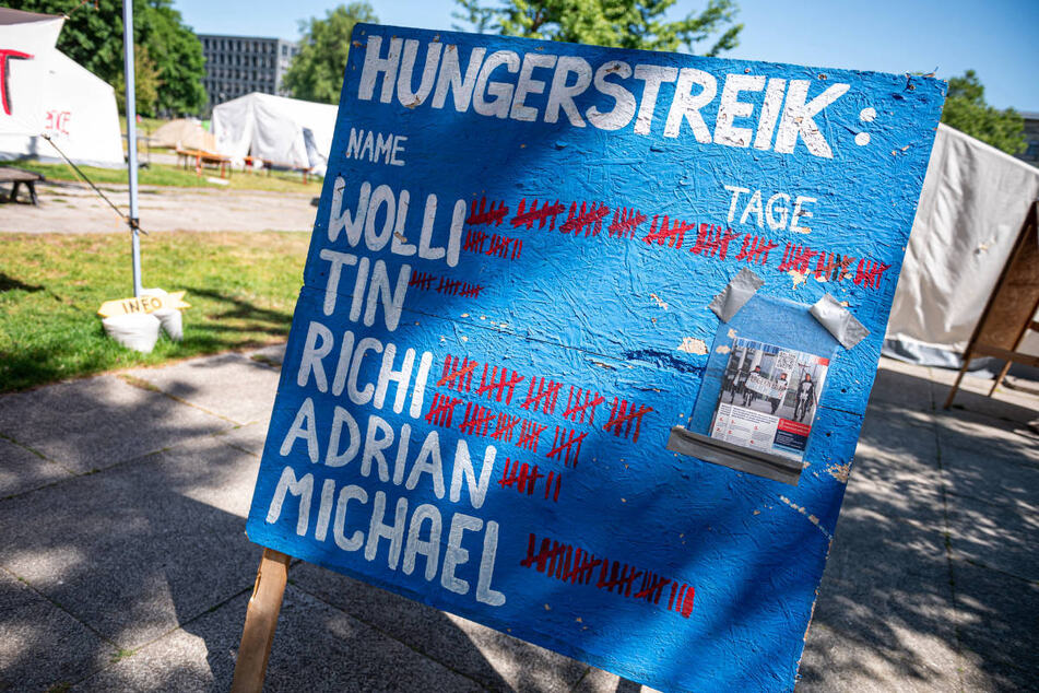 Wolfgang "Wolli" Metzeler-Kick befindet sich von allen Aktivisten am längsten im Hungerstreik. Sein Mitstreiter Michael musste mittlerweile abbrechen und Tin hat von sich aus aufgegeben.