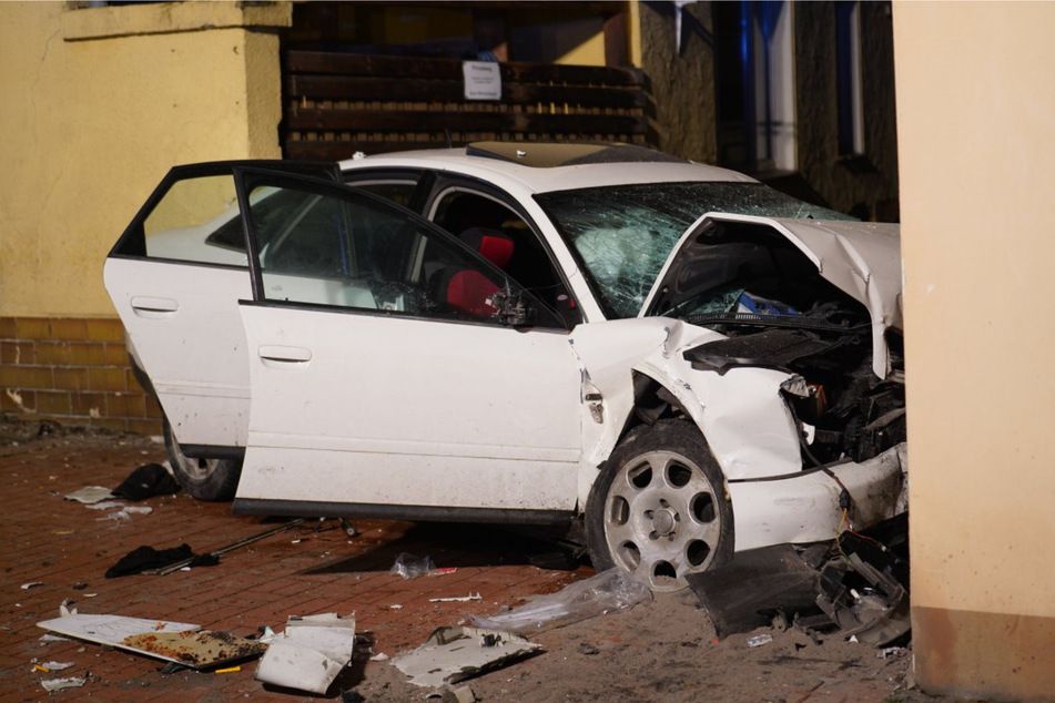 Audi-Fahrer flüchtet vor der Polizei und kracht in Hauswand! Insassen schwer verletzt