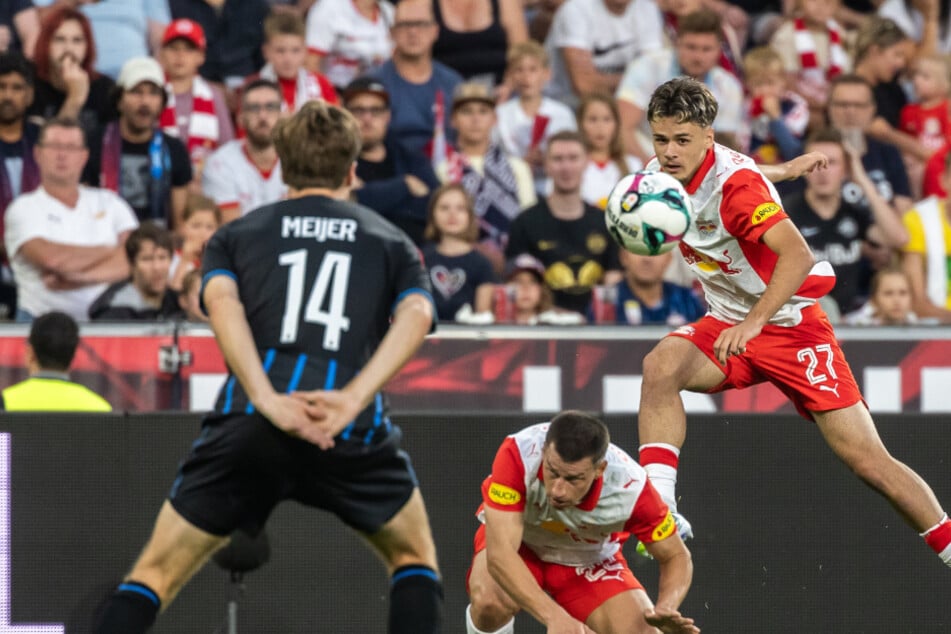 Für RB Salzburg stand Kerim Alajbegovic (18, r.) in der aktuellen Saison in 36 Pflichtspielen auf dem Rasen. Dabei gelangen ihm elf Tore und drei Vorlagen.