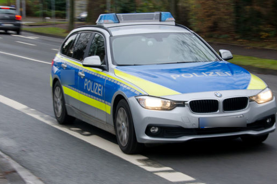Die Polizei fährt zu einem Einsatz. In Gorbitz kam es am Donnerstag zu einer Auseinandersetzung (Symbolbild).