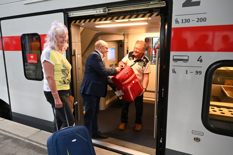 Hier packt der OB selbst an: Sven Schulze (50, SPD, M.) hilft Passagieren beim Gepäcktransport.