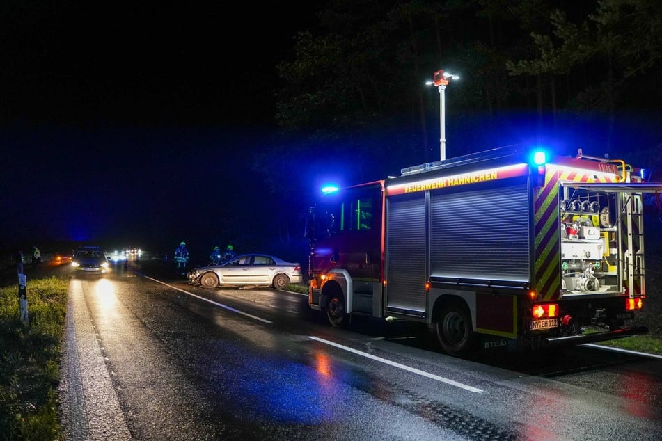 Der Verkehr musste an der Unfallstelle vorbeigeleitet werden. Erst ab 0 Uhr wurde die Straße wieder freigegeben.