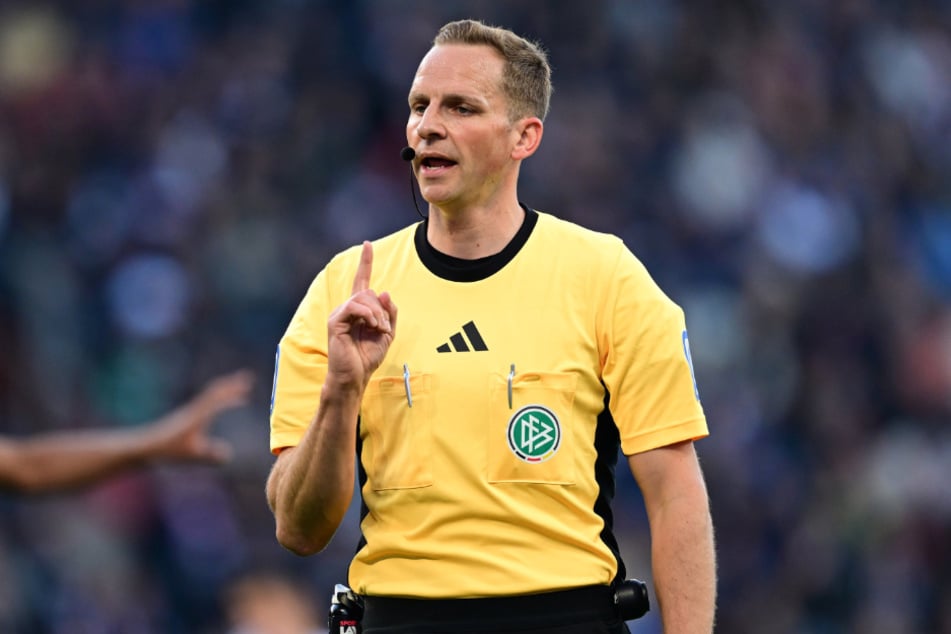 Sören Storks (37) pfeift das Traditionsduell zwischen dem HSV und dem VfB Stuttgart im Volkspark. (Archivfoto)