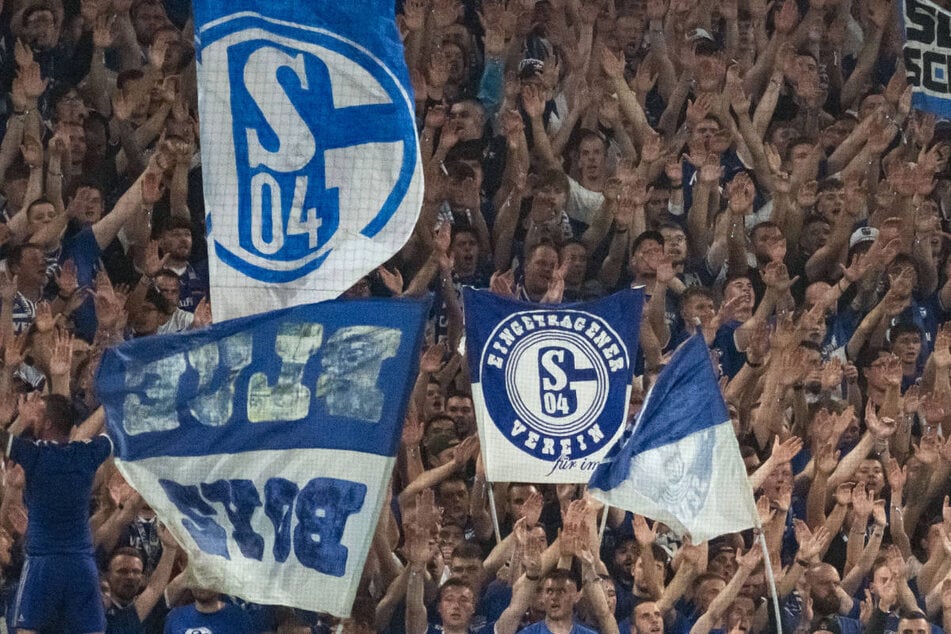 Bei einem Bundesliga-Spiel gegen Hertha BSC sollen mehrere Schalke-Fans in Berlin auf Polizisten losgegangen sein und einen Beamten (38) schwer verletzt haben. (Symbolfoto)