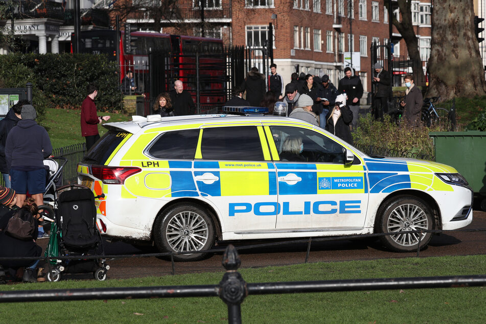 Die englische Polizei fuhr gleich mit sechs Streifenwagen bei dem Fußball-Profi vor. (Symbolbild)