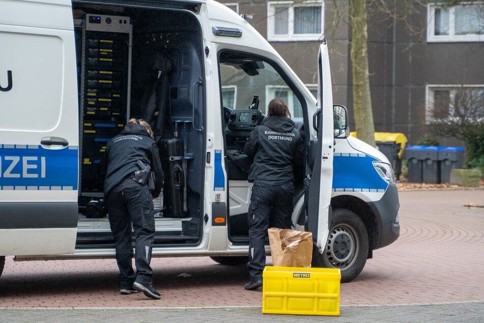 Die KTU sichert nach der schrecklichen Messerattacke die Spuren am Tatort.