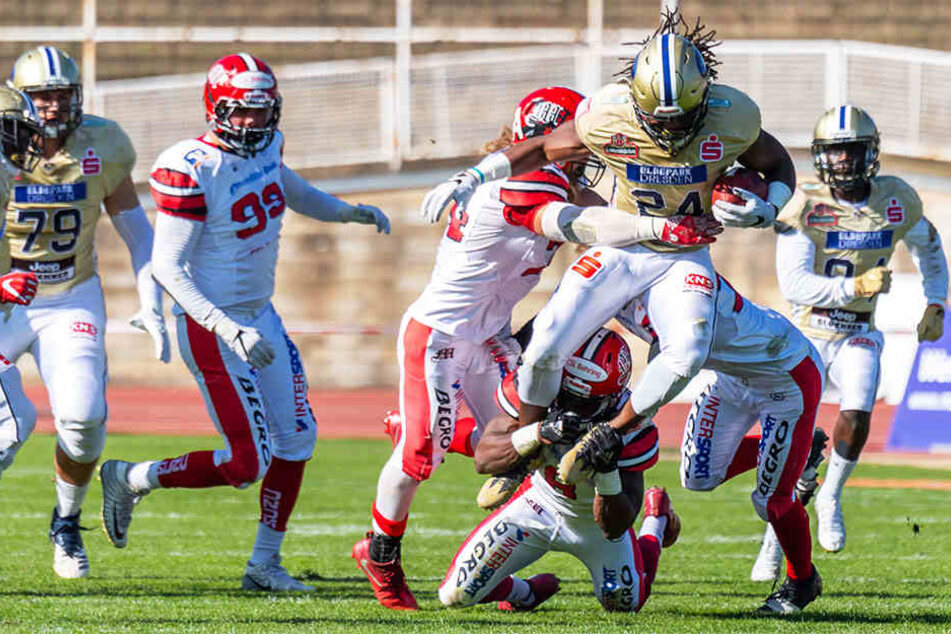 Runningback Glen Toonga wird von der Mercenaries-Defense umklammert.