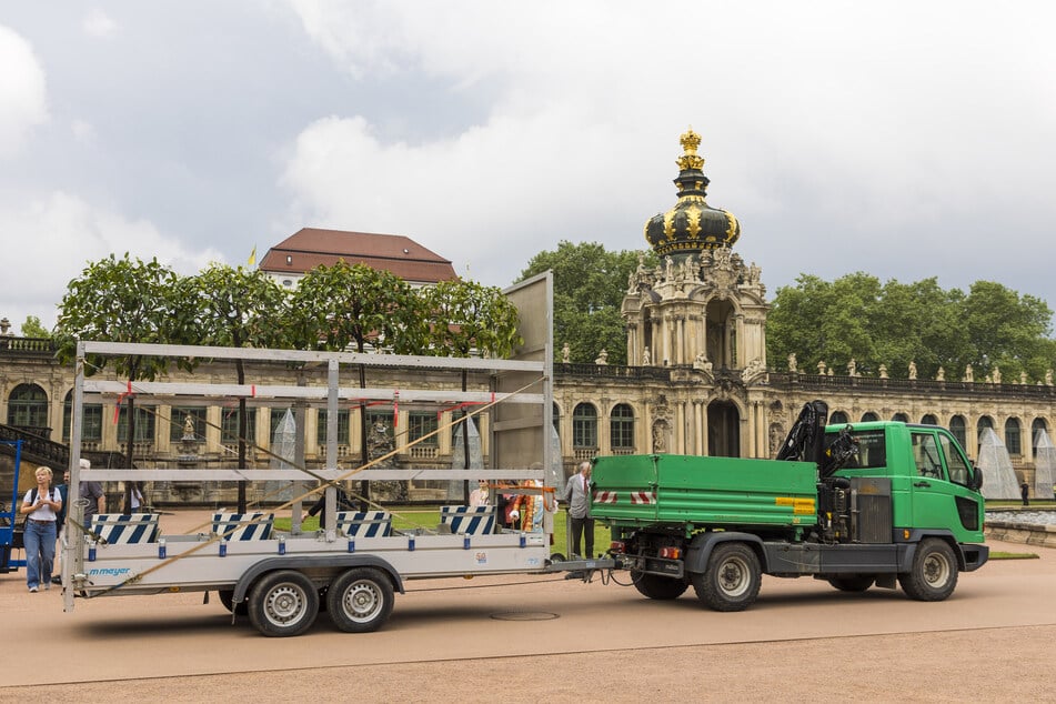 Jeweils vier Orangenbäume werden im Hänger, zwei auf der Ladefläche, von Großsedlitz nach Dresden bugsiert.