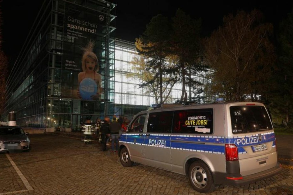 Zwei Männer haben den Gehweg vor der Gläsernen Manufaktur mit Nazi-Schmierereien verunstaltet.