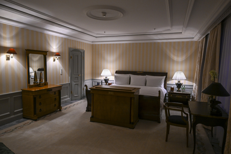 Das Bett im Schlafzimmer der Royal Suite im Hotel Adlon hat King Size Übergröße und einen Ausblick auf das Brandenburger Tor.