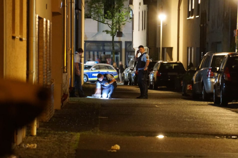 Polizisten in der Nacht in Kirchheim.