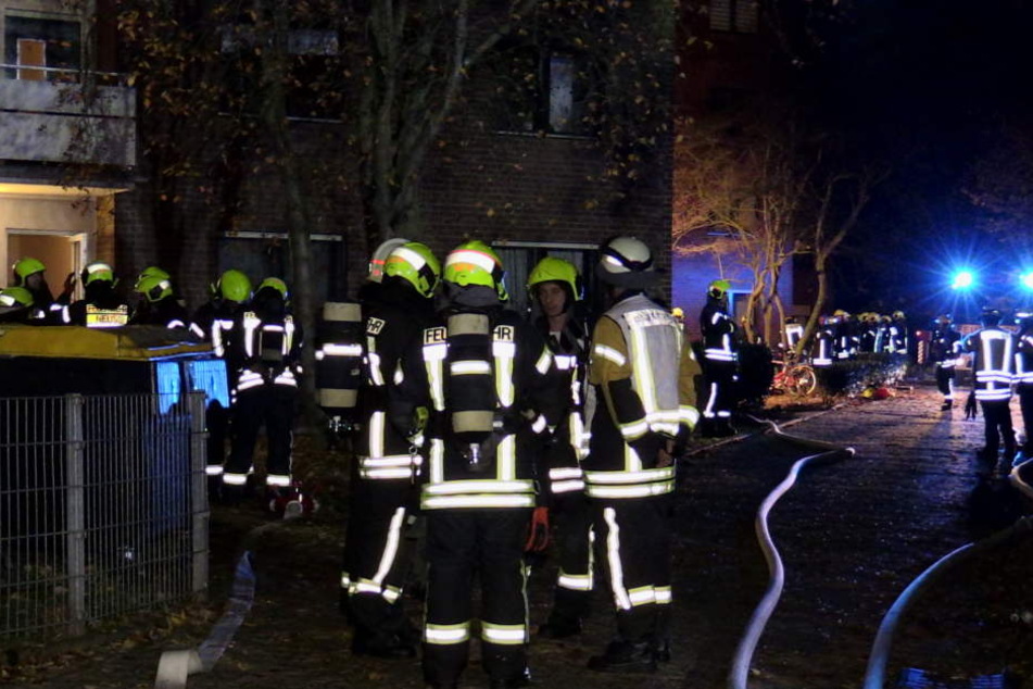 Im Einsatz waren fünf Löschzüge und Drehleitern aus dem gesamten Neusser Stadtgebiet.