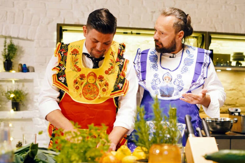 Tim Mälzer (links) und Mario Lohninger kochten in witzigen Weihnachtskostümen.