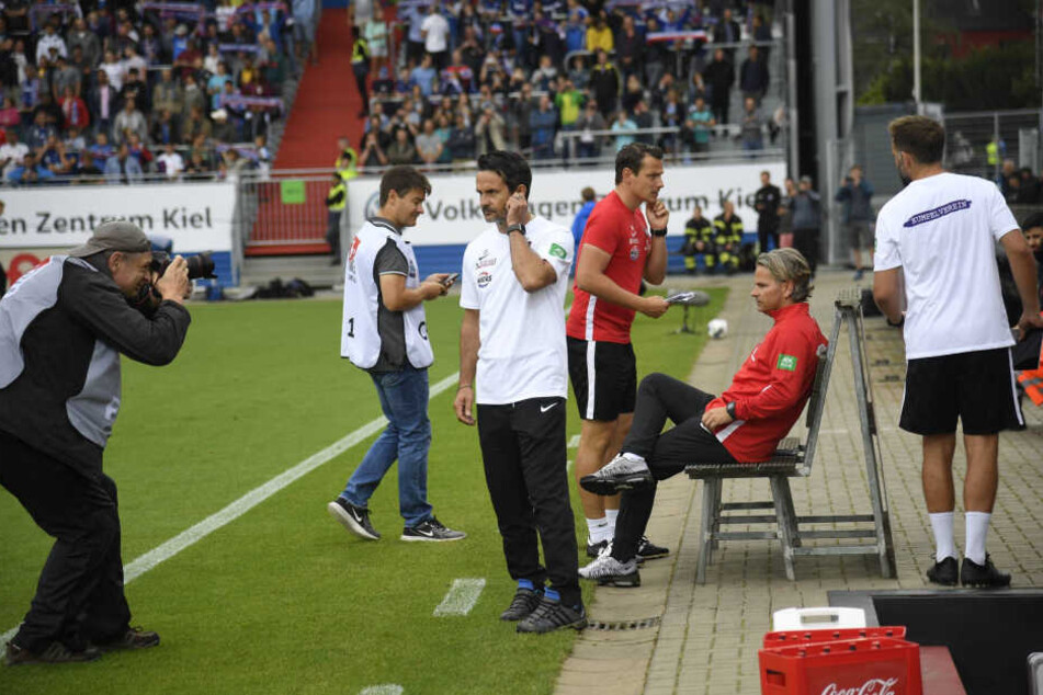 Dirk Schuster (M.) wird morgen gegen Osnabrück erstmal im Erzgebirgsstadion im Fokus der Fotografen und Fans stehen. Er feiert seine Heimpremiere als Trainer des FC Erzgebirge.