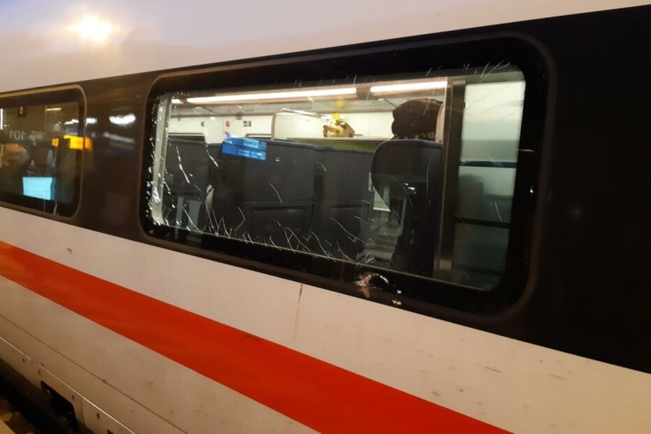 Eine zersplitterte Scheibe ist am ICE zu erkennen.