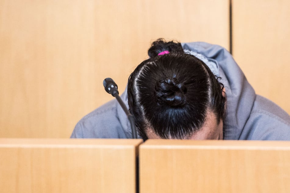 Der Angeklagte sitzt am 21.10.2019 in Mainz vor Prozessauftakt im Gerichtssaal.